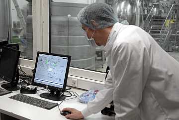 製薬メーカー: クリーンルームの外からでも機器の制御や監視が可能