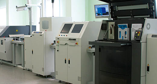 半導体製造工場: クリーンルームにある複数のサーバーコンソールを集約し室外に延長