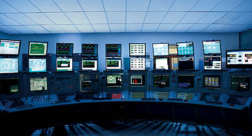 工場プラント: 複数台あるサーバーのビデオ出力を大型モニターに分割表示