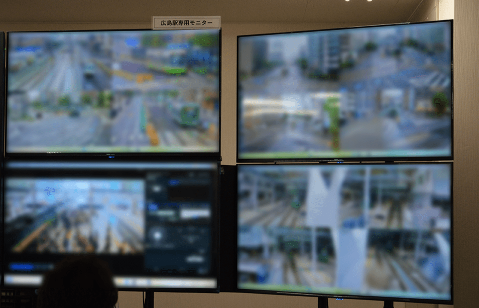   【運転指令室での4画面構成でのモニター画面（左下を除く）】（ぼかし加工をしています）
