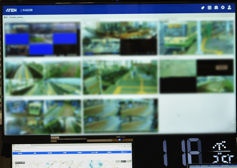 【運転指令室での複数のモニター画面】（ぼかし加工をしています）