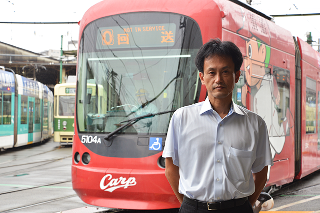 広島電鉄株式会社　電車事業本部　駅前プロジェクト推進部　課長　上田　賢治様【広島電鉄　本社前にて】