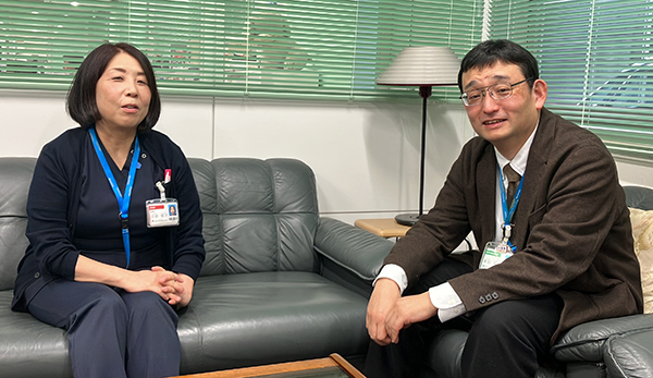 京都大学医学部附属病院　疋田智子看護師長（左）と黒田知宏教授