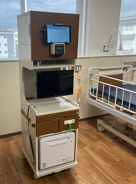 床頭台。上部にあるディスプレイがスマートベッドシステム™。