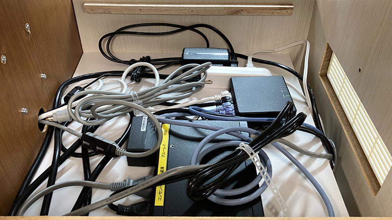 床頭台内にあるPE4104AJと関連機器