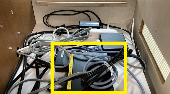 【床頭台内の写真、枠内の機器がPE4104AJ】