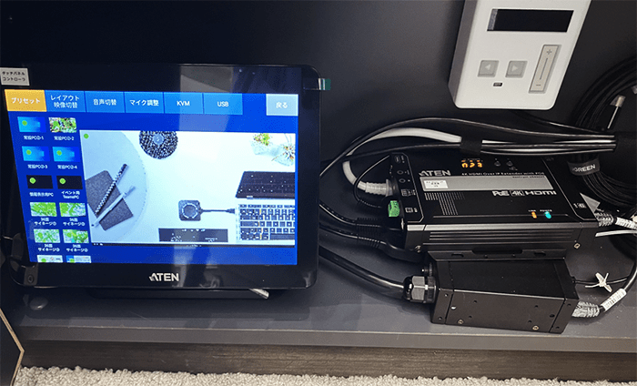 タッチパネルコントローラー VK330（左）映像伝送延長機 VE8952R （右）